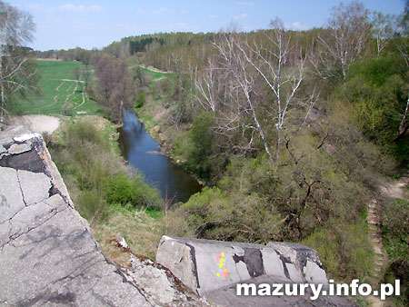 Tzw. Zwalony most w Kruklankach nad jeziorem Patelnia