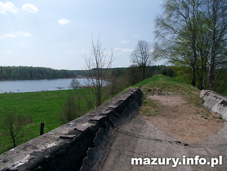 Tzw. Zwalony most w Kruklankach nad jeziorem Patelnia