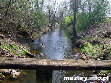 Tzw. Zwalony most w Kruklankach nad jeziorem Patelnia